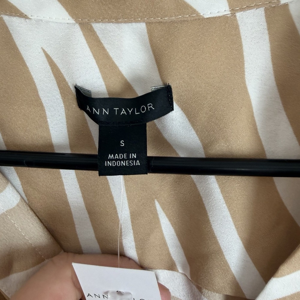 NWT Ann Taylor Button Down Shirt Collared Blouse Tan white Small Animal Print - Picture 4 of 4